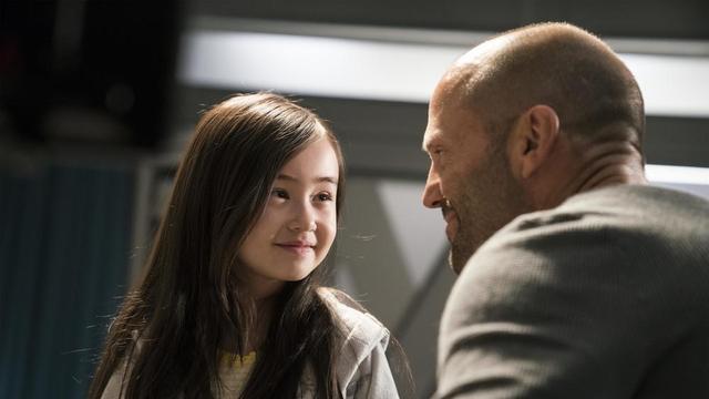 《巨齿鲨2》李冰冰15岁中英混血女儿变漂亮？大长腿撩人