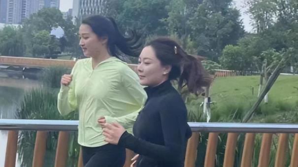 关晓彤|关晓彤跑步被偶遇，陪跑的私教老师火爆出圈，长相漂亮，身材超辣