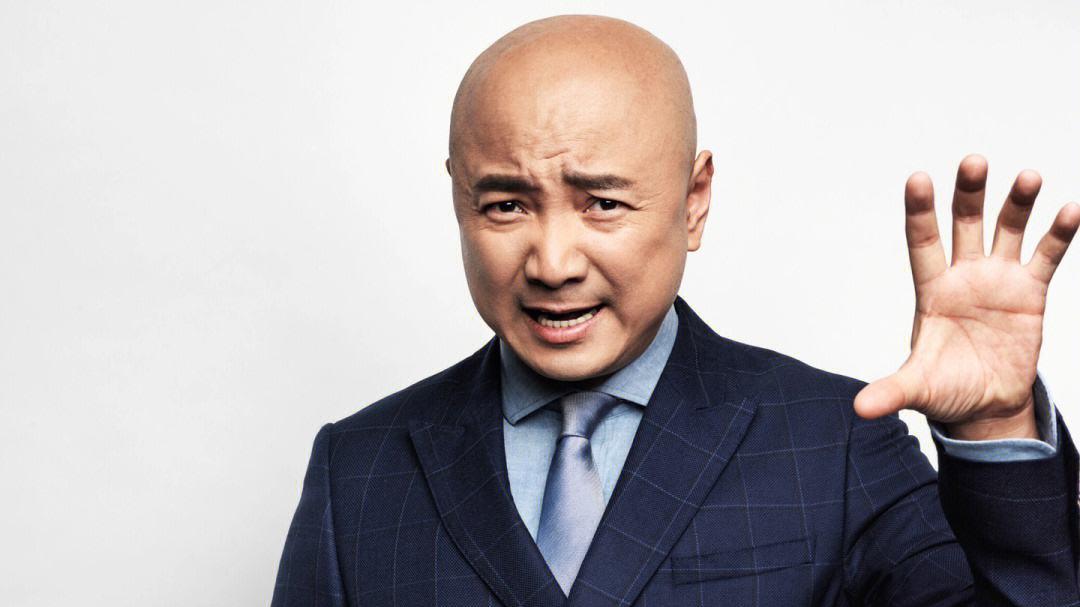 徐峥|51岁徐峥胖到认不出！穿美国国旗服装逛上海，衣品前卫又不失时尚