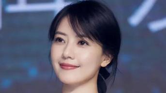 女明星离开十级美颜脸就崩了？看看路人镜头下的她们，过于真实