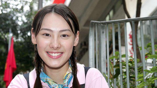 14岁长子五官神似李嘉诚，梁洛施晒婚宴照引猜测，神秘男伴成焦点！