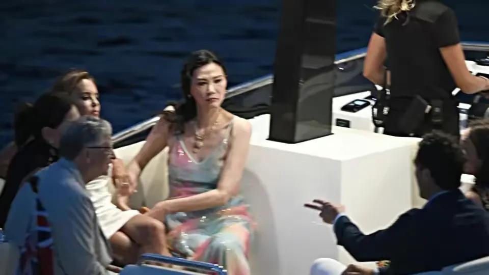 贝佐斯举办订婚派对，来宾都围绕女友桑切斯，邓文迪未进核心合影