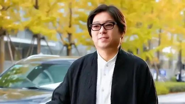 53岁高晓松暴瘦被质疑整容，剪短发瓜子脸似华晨宇，网友：想复出