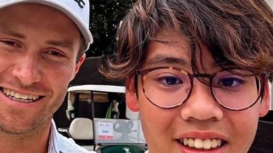 李嘉欣儿子晒自拍，12岁就有大肚腩，龅牙肤色黝黑，被粉丝喊老公