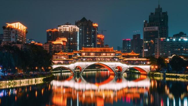 重庆|中国有哪些出色的夜景？重庆充满烟火气，成都先进时尚