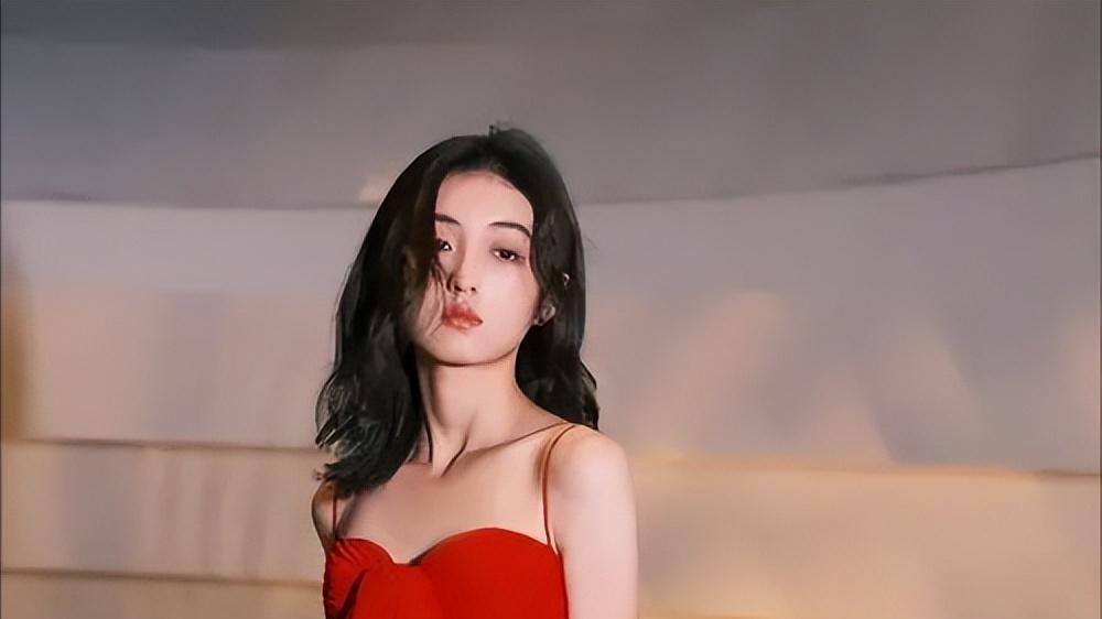 张子枫|张子枫被嘲事件恰如管中窥豹，映射出娱乐圈“看破不说破”的秘密