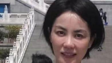 王菲|54岁王菲现身福建寺庙祈福！皮肤白到发光，身材姣好似年轻少女