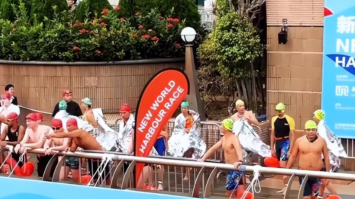 霍启刚郑志刚为新世界维港泳站台，两位千亿公子坐游艇为赛事助阵