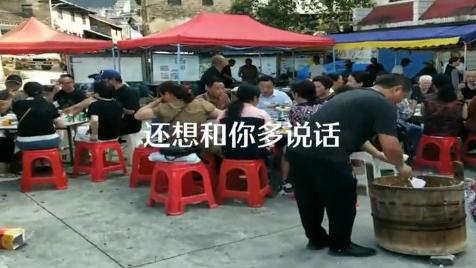 |张恒远去世5天，毕夏未守灵，棺材前摆麻将，千人送别花圈摆满街