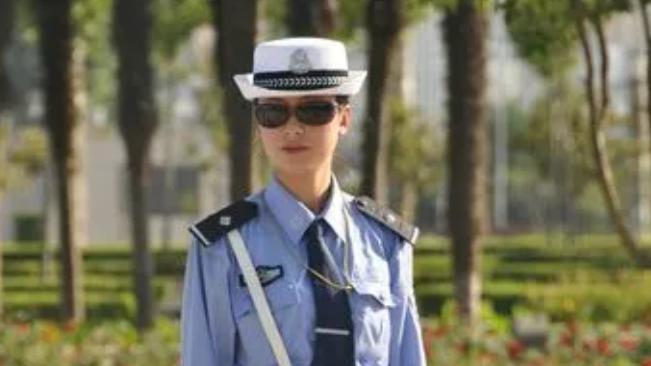 |女交警“特殊坐姿”、发型凌乱被拍，专业能力引起质疑，官方回应