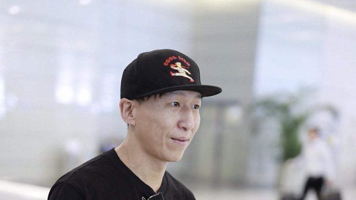 陈羽凡|陈羽凡发福脸色苍白，饭局戒烟酒只喝5元汽水也是撞脸《狂飙》李宏伟。