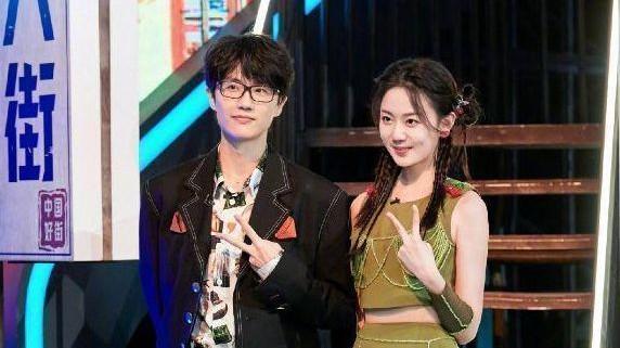 许嵩冯禧逛街再次被拍，牵手回家感情稳定，网传女方正在考研