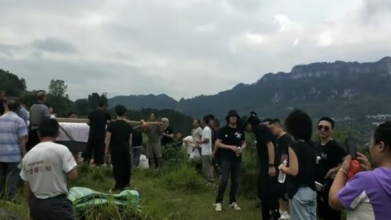 郑恺|《中国好声音》亚军张恒远下葬之日！数百人送别，遗体土葬引争议
