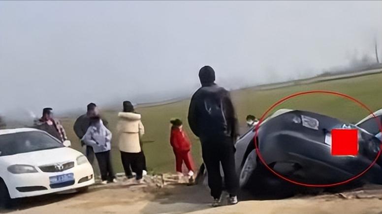 安徽淮南，男子刚拿驾照就借车开，转眼就把别人的车撞沟里：胆大