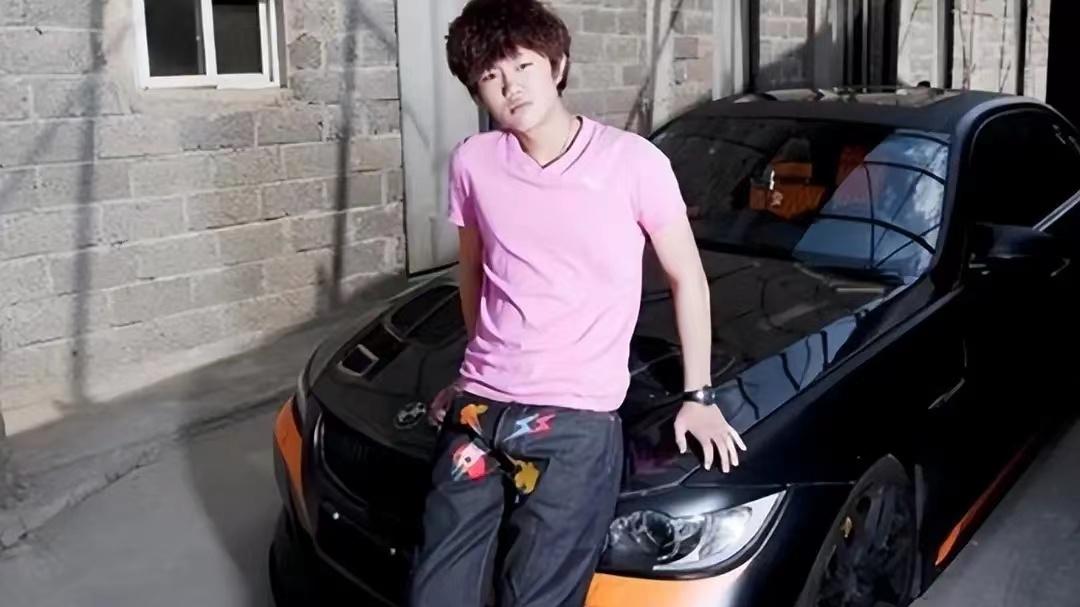 |李天一出狱，变身成熟大男孩，三口合影中，父子衣服品牌透露差异