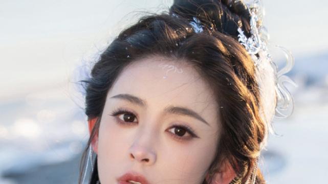 古力娜扎|古力娜扎分享冰面写真美照，翩若惊鸿婉若游龙，仙羽飘飘气质出尘