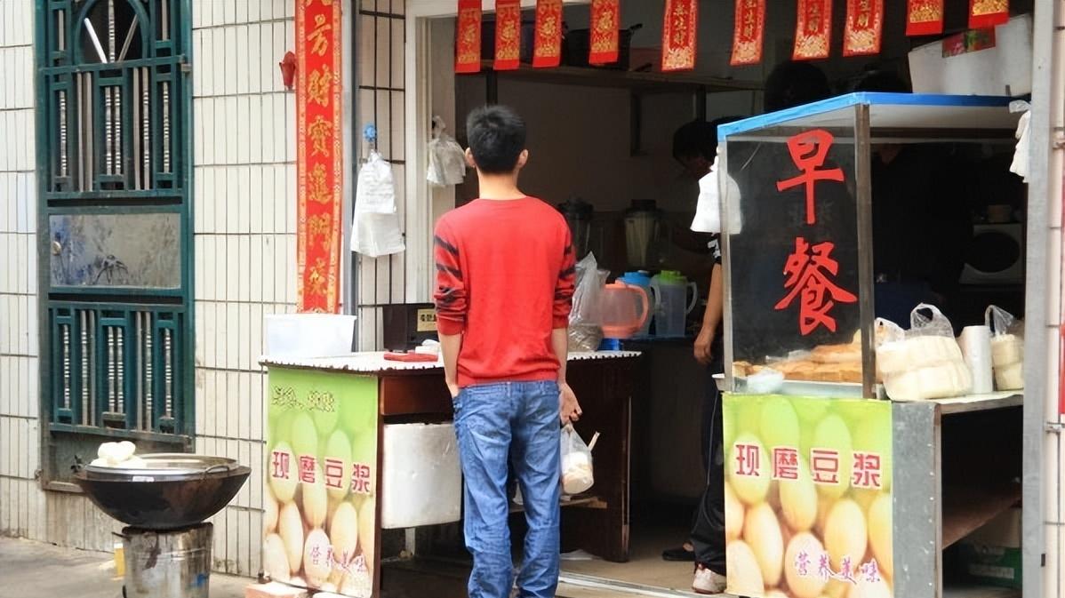 90后夫妻创业开早餐店，打拼1年只赚3万元，扣完房租啥都没剩下