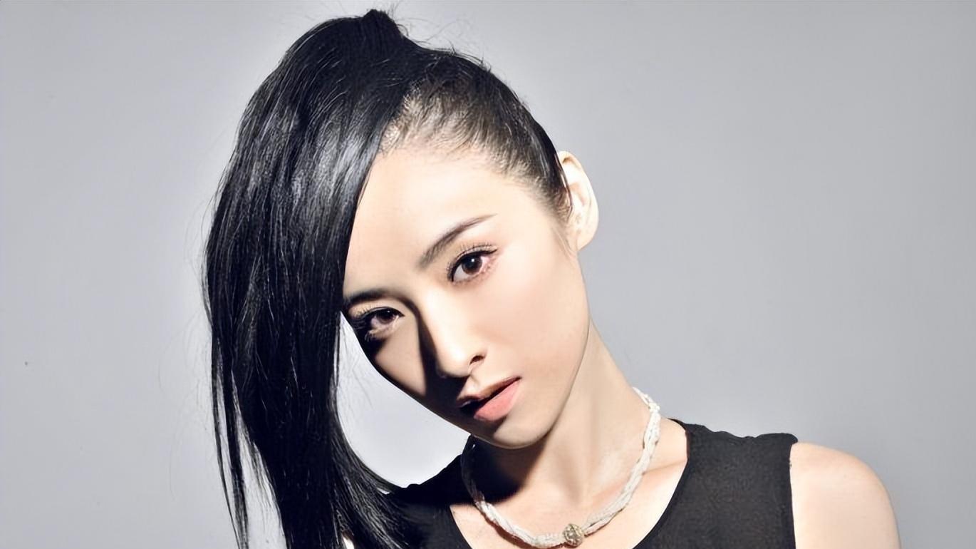 事实证明，11年前举报张艺谋“超生”的何珺，已经走上了另一条路