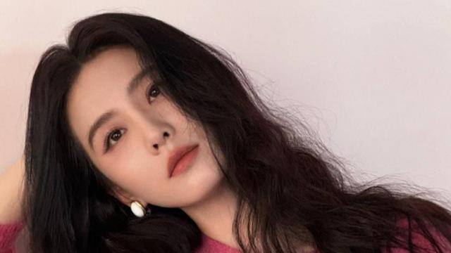 刘诗诗微微一笑很倾城，粉色毛衣造型展现温柔治愈气质