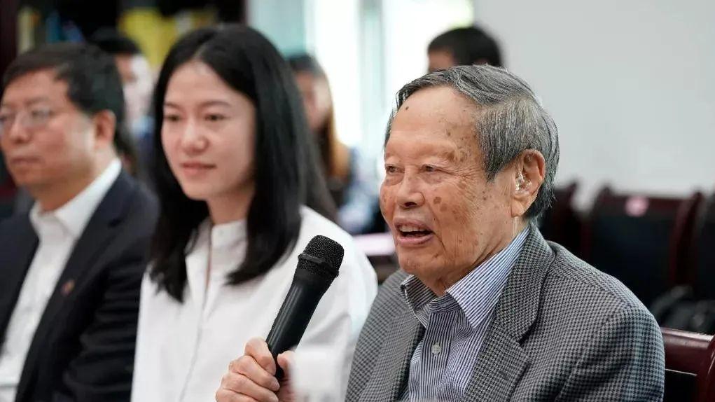 翁帆亮出“王炸”，杨振宁震惊！间谍风波不值一提，更大阴谋来袭