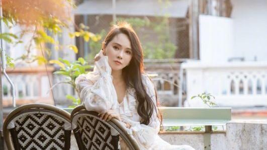 伊能静带女儿游泳被偶遇，近照圆润驼背明显，生图精修差别大