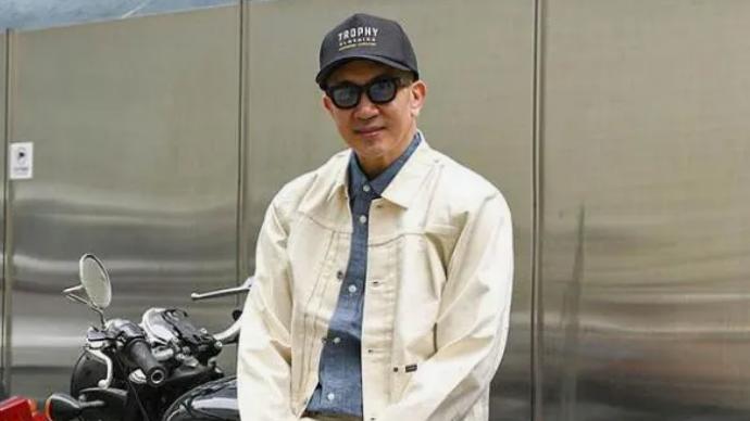 汪小菲携老爸与大S妈回合，S妈娇羞似少女，具俊晔倚靠机车耍酷