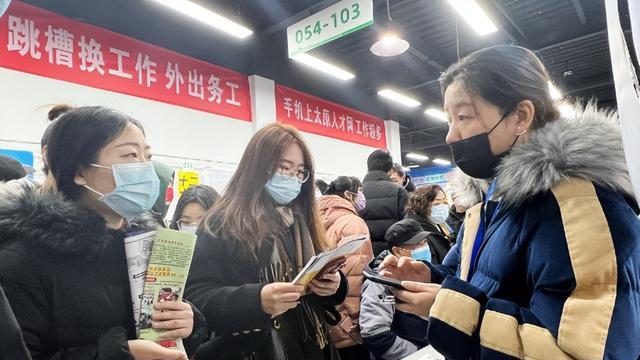 聚餐|为啥大量失业不是发生在三年疫情，而集中爆发在2023年？有何说法