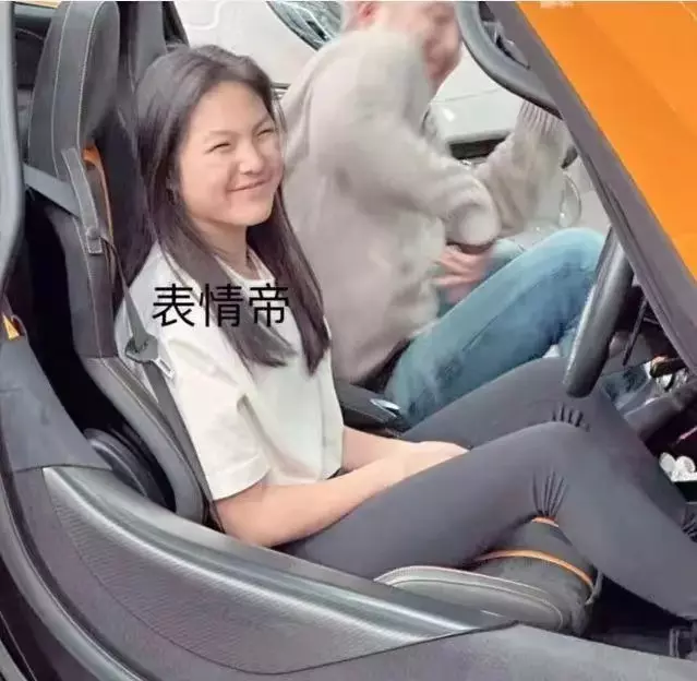 王诗龄|13岁王诗龄英国开跑车，载白发神秘男笑眯了眼？网友：民风真开放