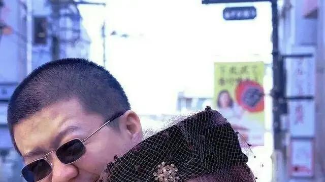 |这小子倒台纯属自己作的！社会能包容辱军吗？