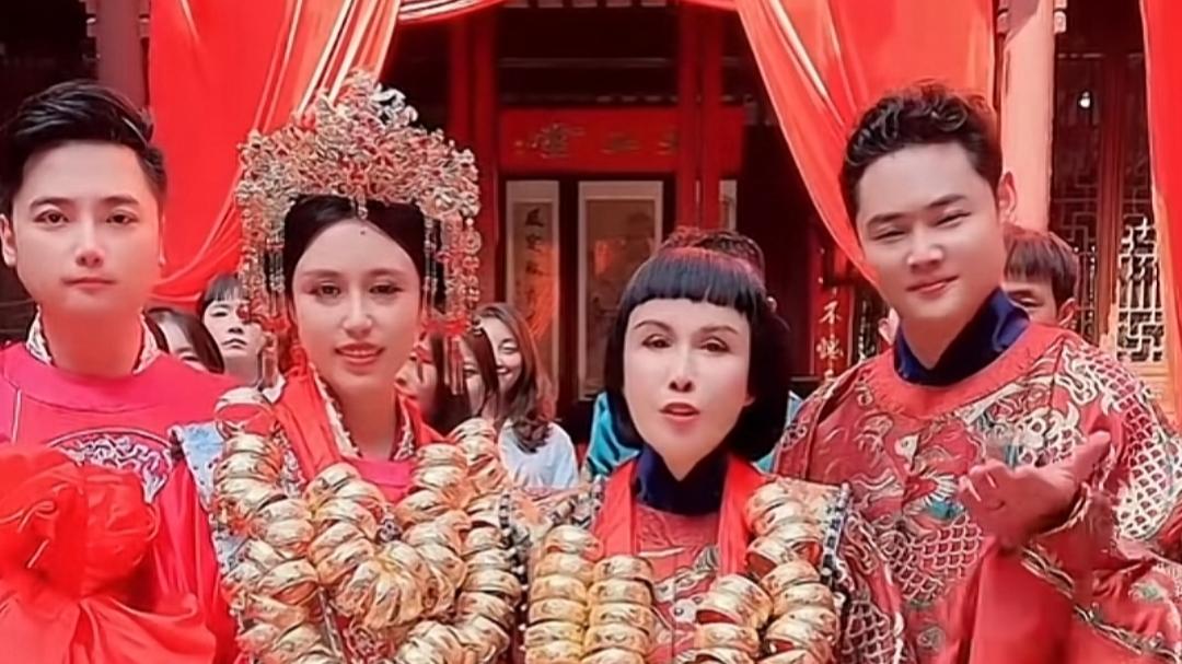 豪宅|富家千金怀孕拍婚纱，和男方拥吻超甜蜜，陪嫁千万劳斯莱斯两豪宅