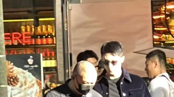 黄景瑜风波升级！片场露面脸色沉重，迪丽热巴被牵连再引争议！