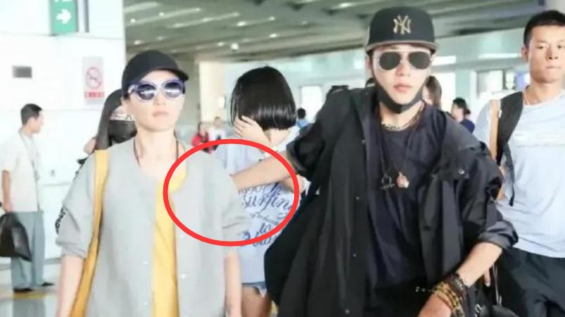 周迅|周迅陈坤领证风波后续！陈坤当儿子的面亲吻周迅，更多细节被扒出