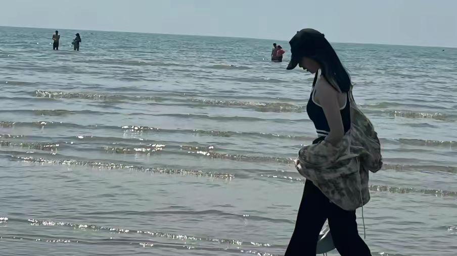 李湘13岁女儿在英国过端午！深夜宿醉喝酒看日出，长腿迷人身材好