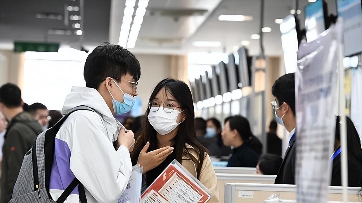 “不问工资难道问候你全家”，00后面对老板的硬气，前辈自愧不如！