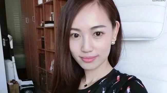 马蓉|马蓉脱上衣直播带货被举报，如今走到崩溃边缘，结果该怨谁