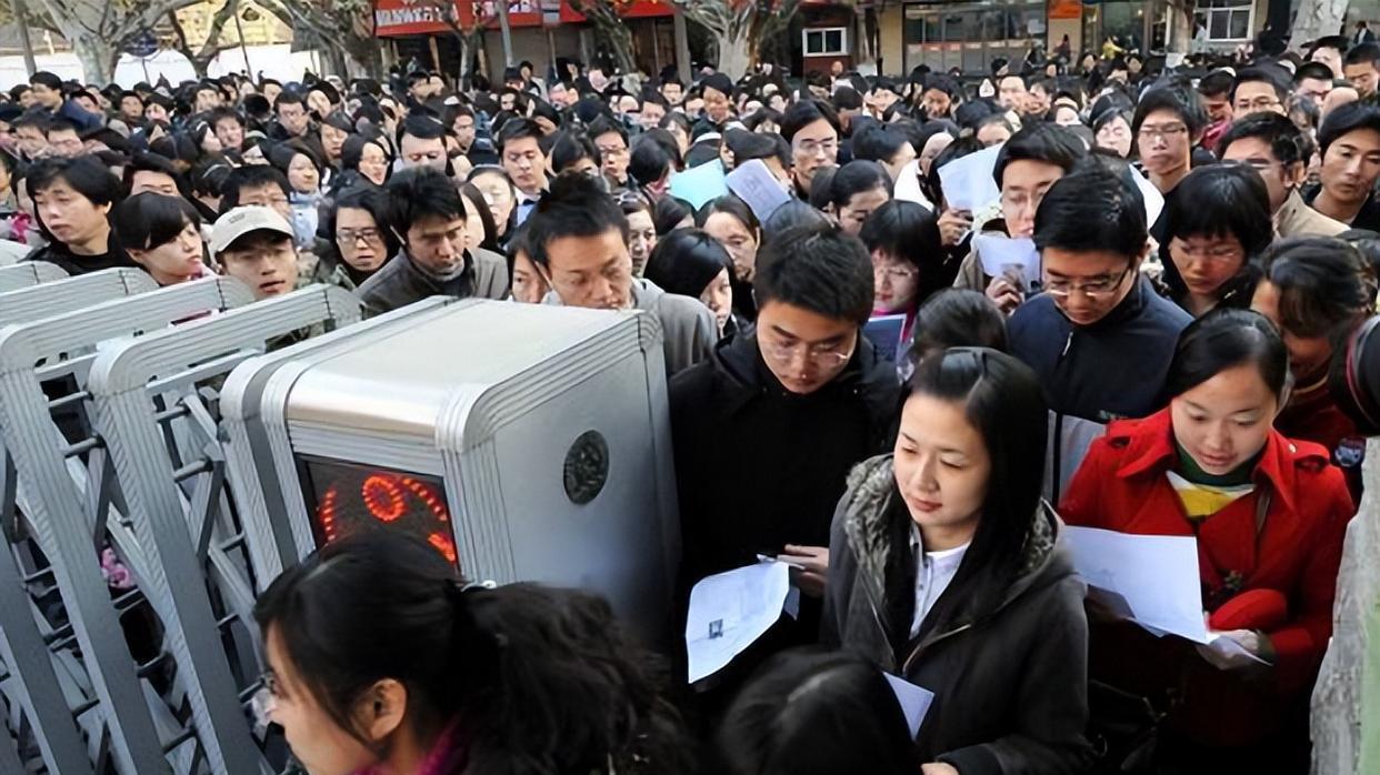 大学生|2023公务员省考迎来扩招，学历不再是绊脚石，三类学生报考有优势