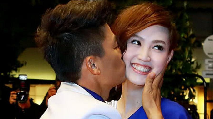 37岁马蓉回国与王宝强相聚！皮肤白皙年轻，与12岁女儿同框似姐妹