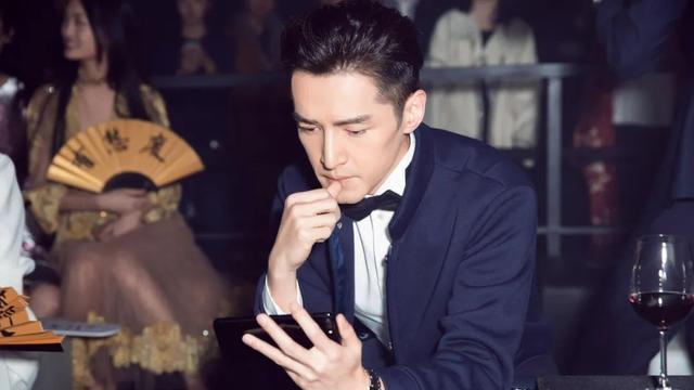 胡歌|胡歌和新婚妻子同框合影，女方颜值不输女明星，薛佳凝深夜发文