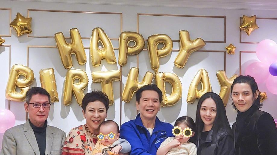 郭碧婷|郭碧婷婆婆与8位友人同框！一袭印花裙庆祝64岁，不站C位依然抢镜