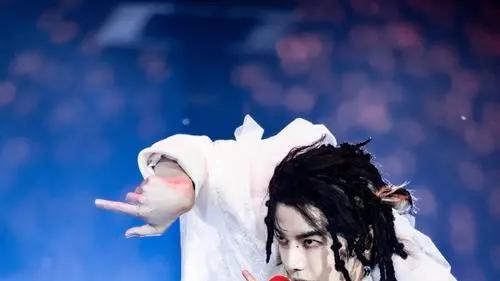 华晨宇穿婚纱？！网友热议