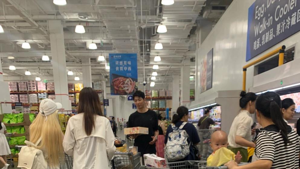 TVB视帝深圳超市扫货！裤子穿成长短脚显邋遢，挨个合影无架子