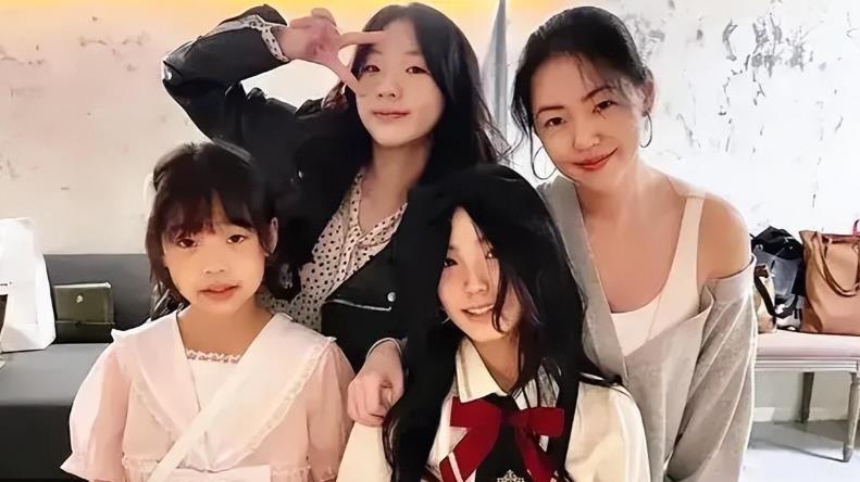 小S二女儿平安夜晒美照，女神范十足赏心悦目，曾因母语陷入争议