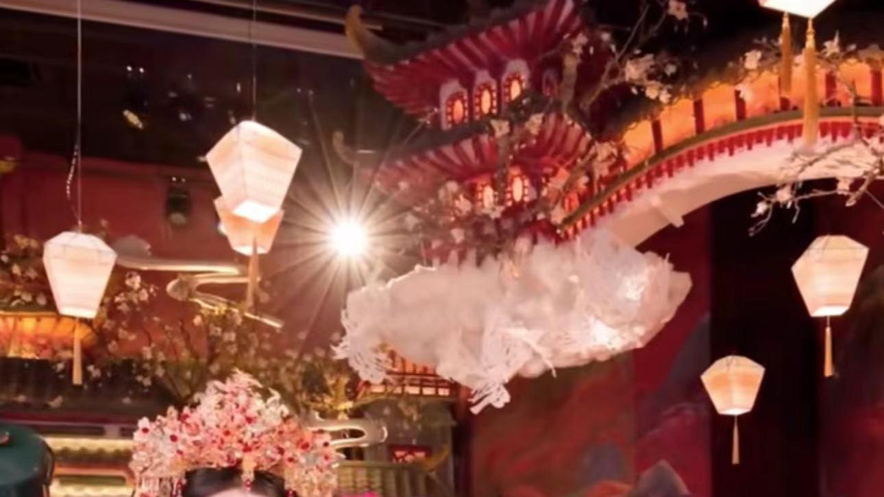 |?56岁金龟子惹争议！主持网红猫七七婚礼穿短裤，鞋底厚得如踩高跷！