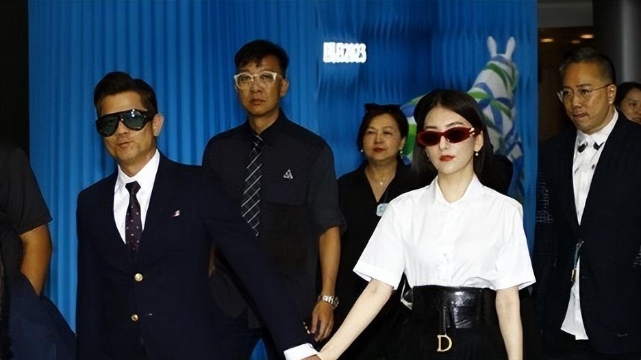 郭富城|郭富城首度携妻女公开亮相，抱女儿笑对镜头，港媒指俩千金靓到癫