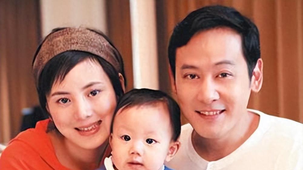 她甘心退圈做家庭主妇，却被演员丈夫抛弃，今44岁为了儿子保持单身