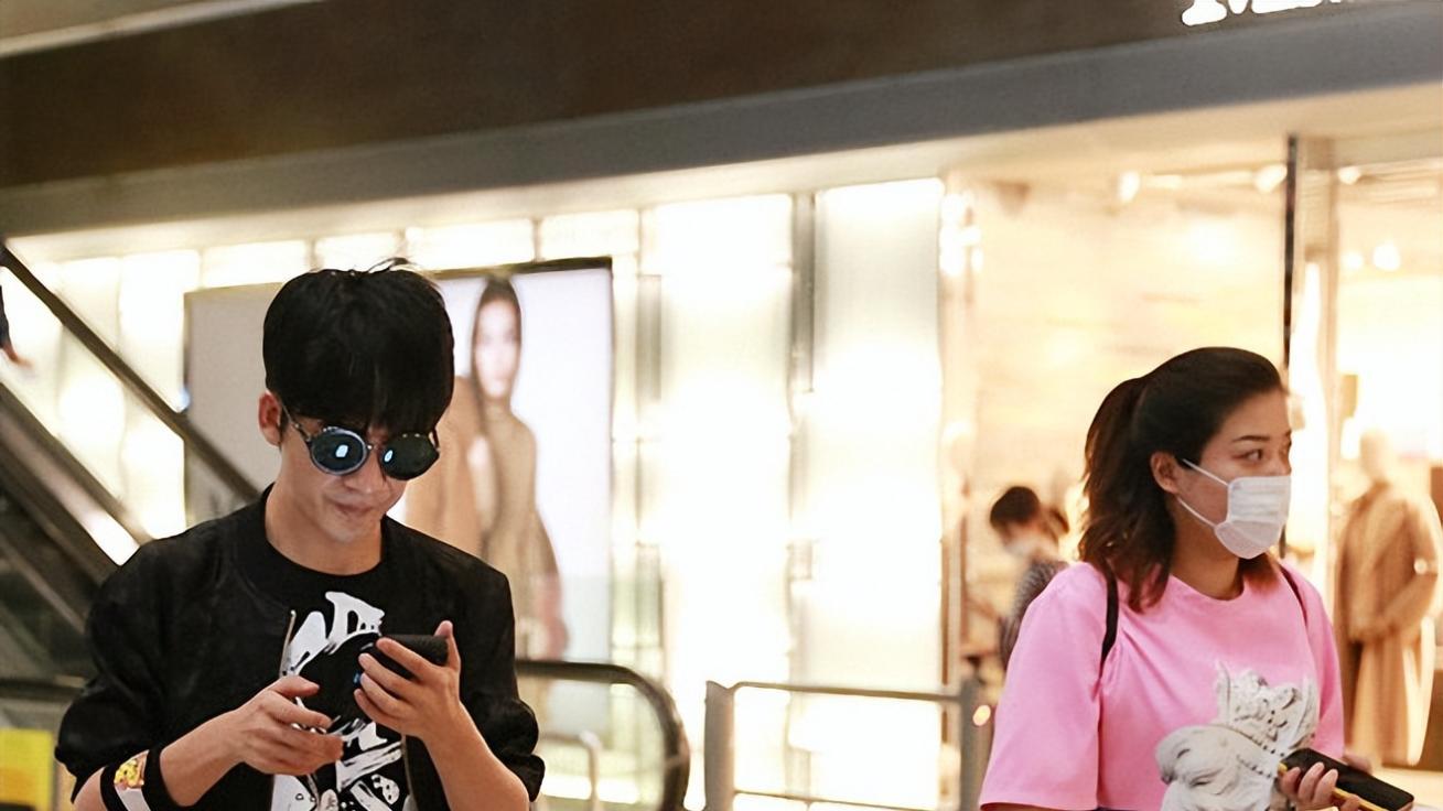 大张伟携老婆走机场，妻穿夹克背名包似大佬，他穿卫衣卫裤像小弟