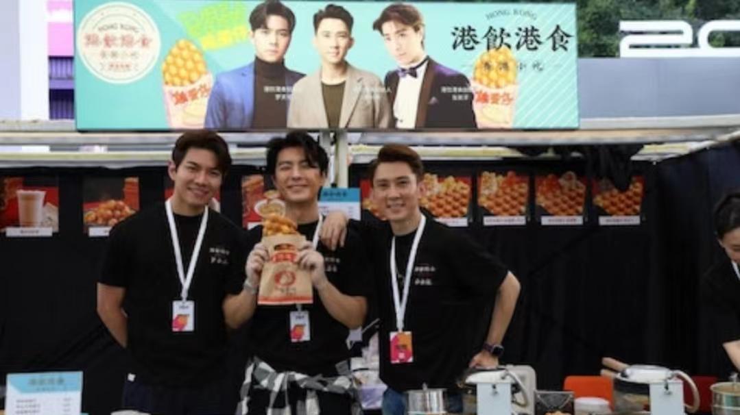 张景淳|秘婚？TVB小生现身内地摆摊卖鱼蛋，左手戴婚戒引关注感情状态