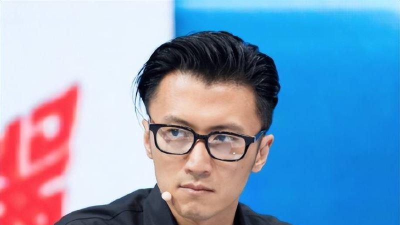 王杰爆“遭下毒毁嗓”头发剩20％！遭疑凶手是谢霆锋？知情者公布真相