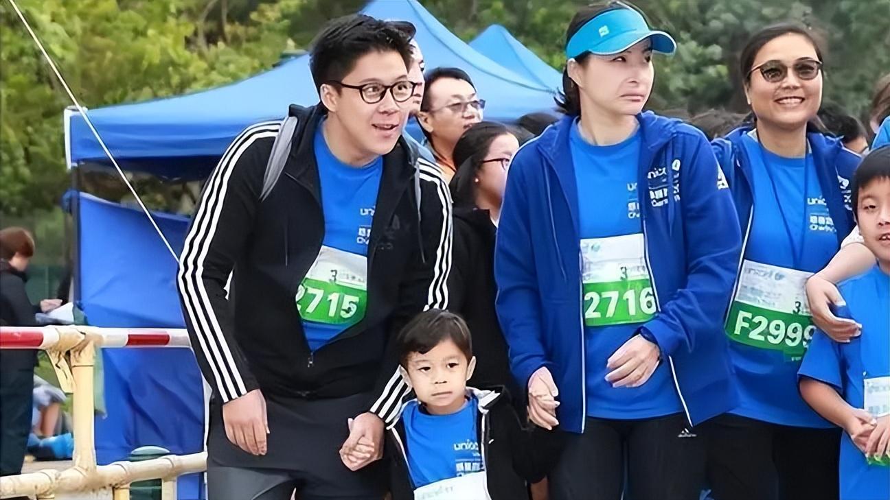 郭晶晶|巩俐与郭晶晶同台出席晚宴！罕见主动屈膝挽手，后者拘谨显尴尬