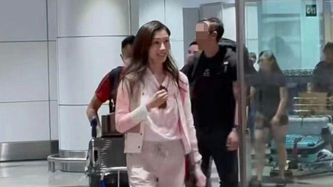 53岁李嘉欣现身马来西亚，珠光宝气好贵气，观赏烟花心情佳！